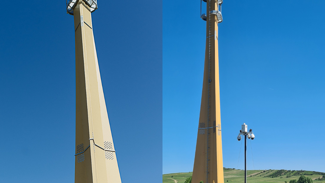 Hoher Telekommunikationsmast von Cteam vor blauem Himmel, Teil der modernen Mobilfunkinfrastruktur mit integrierter Überwachungstechnik.