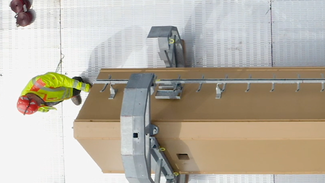 Mitarbeiter von Cteam bei professioneller industrieller Montage auf einer Anlage.