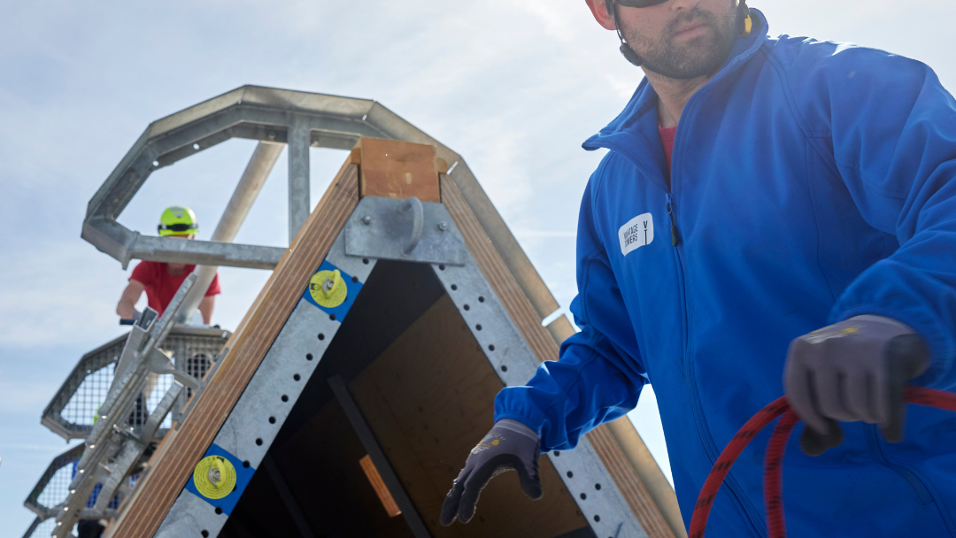 Sicherheit bei der Cteam Montage: Experten arbeiten an Türmen für Netzausbau. Sicherheit bei der Cteam Montage: Experten arbeiten an Türmen für Netzausbau.