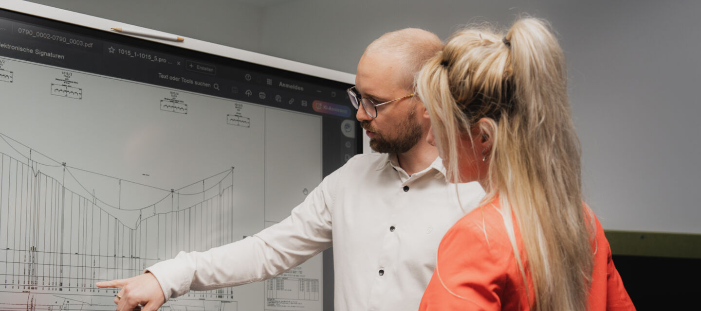 Cteam Ingenieure besprechen technische Planungen für Anlagenbauprojekte.