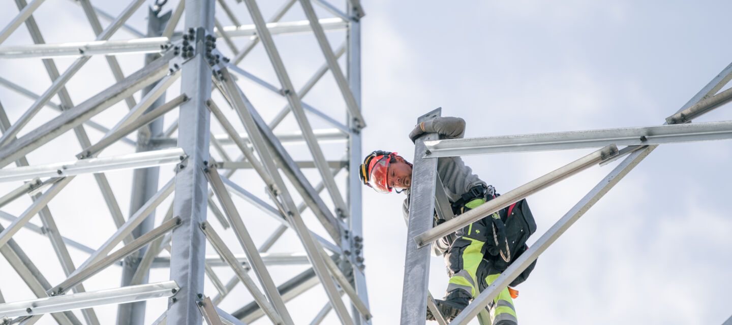 Cteam Mitarbeiter bei der Montage an einer Stahlkonstruktion. Cteam Mitarbeiter bei der Montage an einer Stahlkonstruktion.