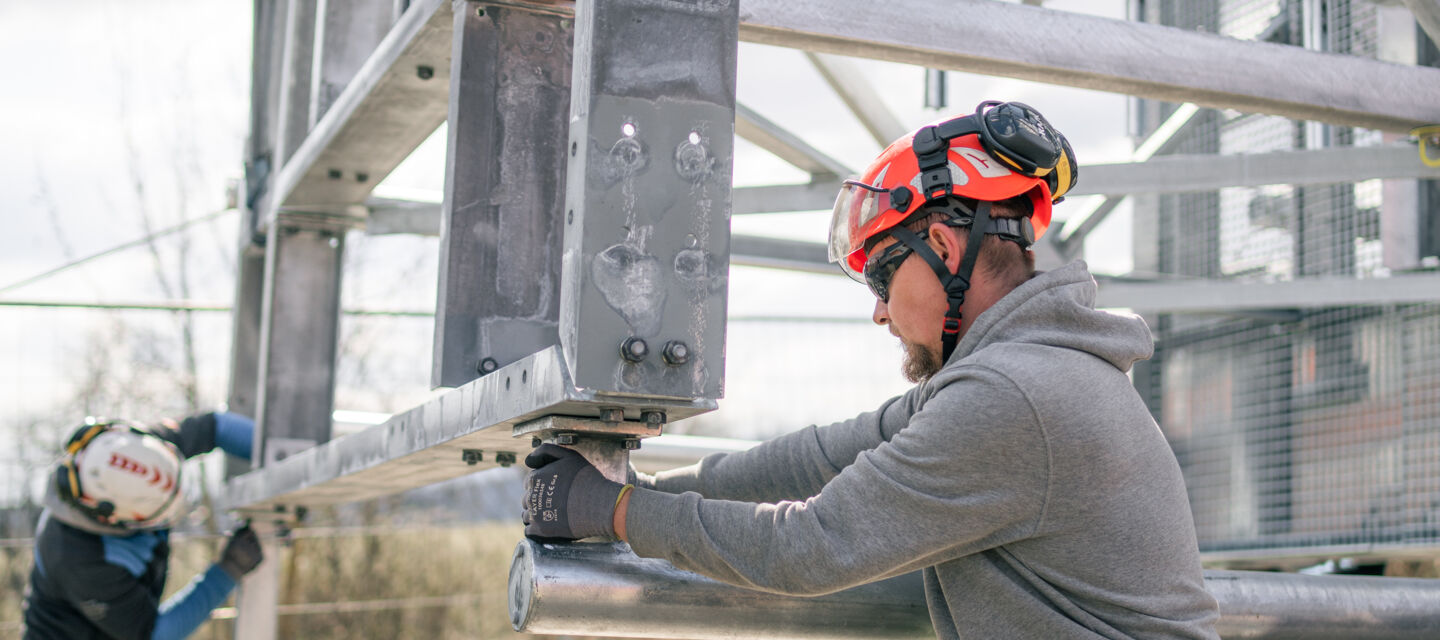 Cteam Experten bei der Montage einer Metallstruktur für Masten und Anlagen. Cteam Experten bei der Montage einer Metallstruktur für Masten und Anlagen.