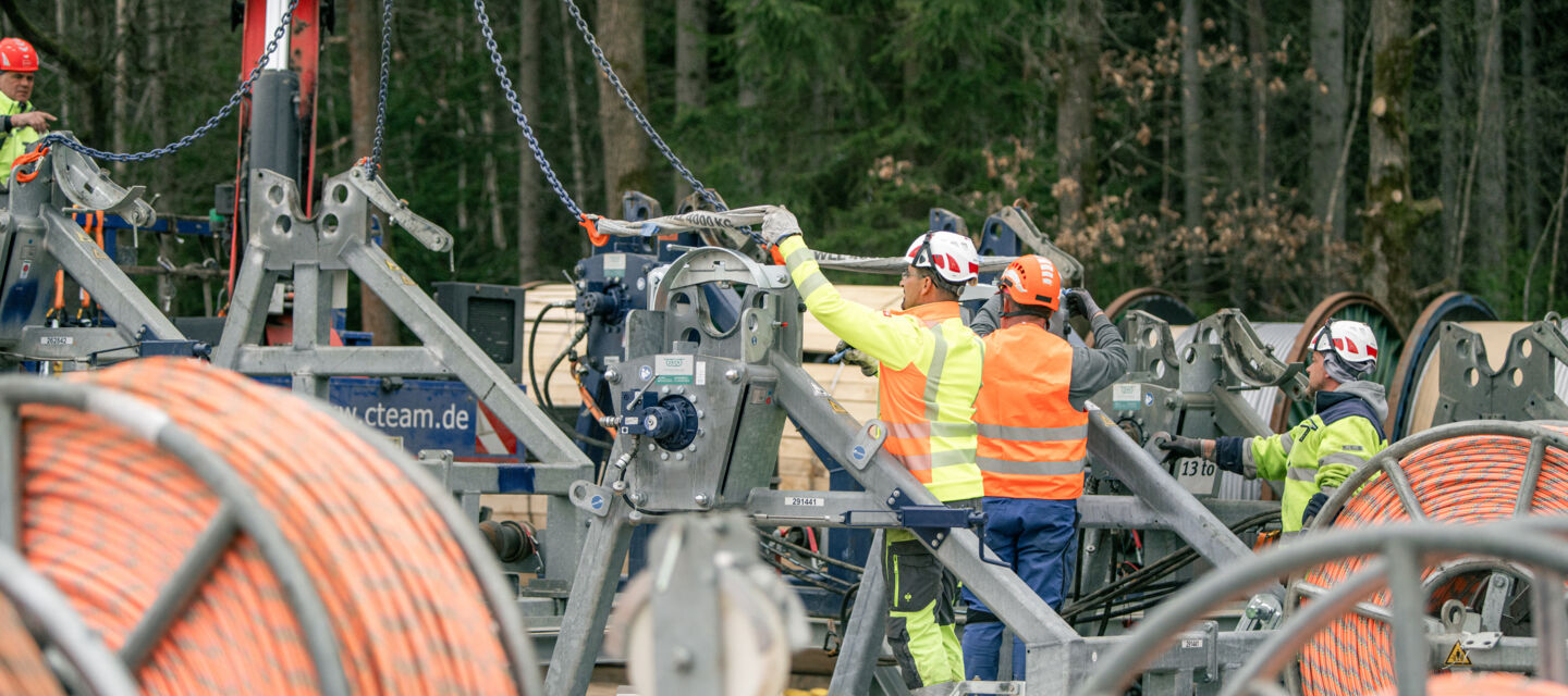 Cteam Mitarbeiter bei Seilarbeiten auf einer Infrastruktur-Baustelle Cteam Mitarbeiter bei Seilarbeiten auf einer Infrastruktur-Baustelle