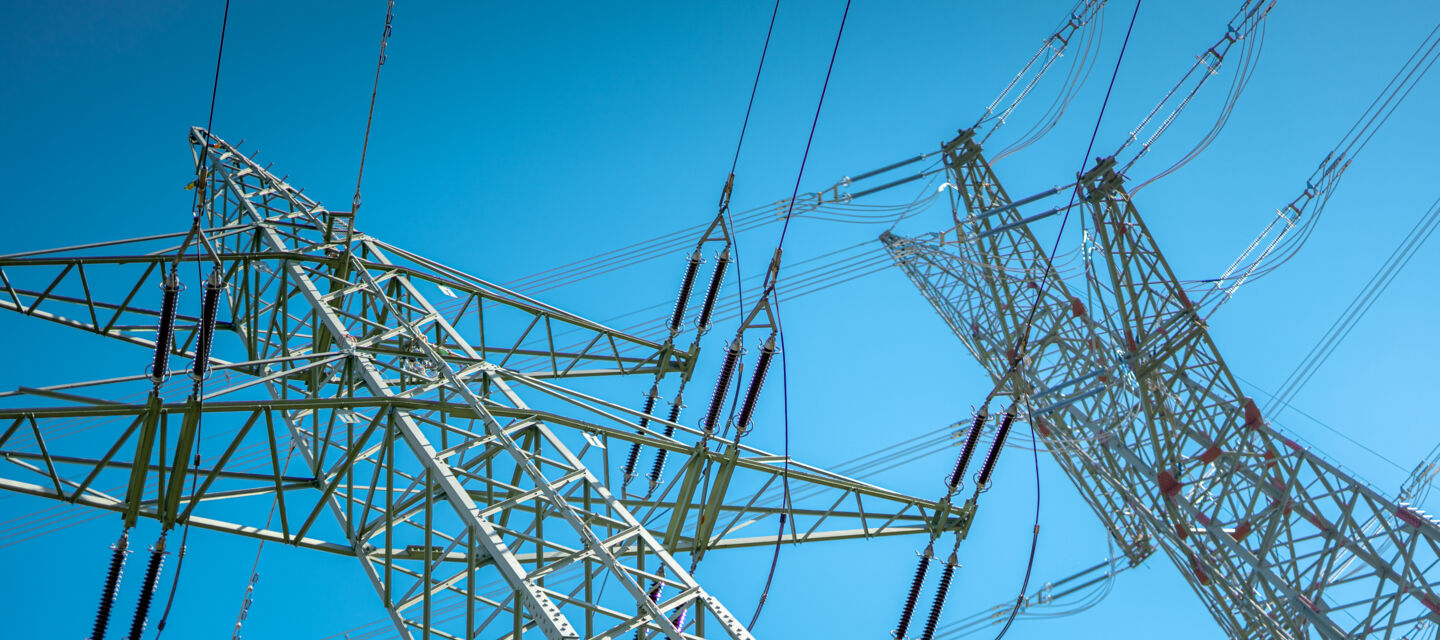 Freileitungsbau und Energieinfrastruktur: Moderne Stromleitungen und Masten von Cteam.