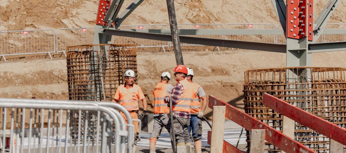Cteam Fundamentbau: Bauarbeiter bei Betonage für ein großes Infrastrukturprojekt.