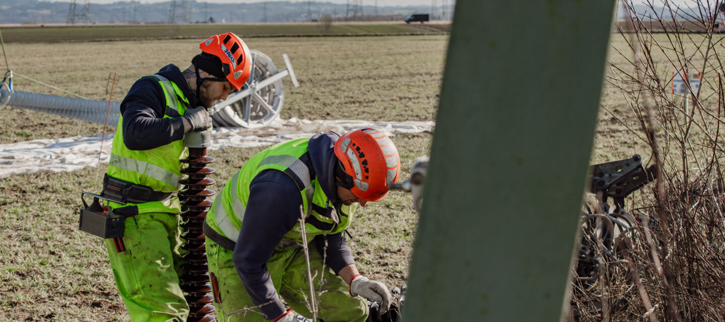 Cteam Monteure bei Instandhaltungsarbeiten an Freileitungen. Experten für Energieinfrastruktur.