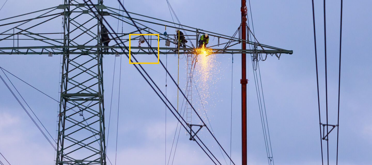 Prace wysokościowe na liniach energetycznych z użyciem piły iskrowej, świadczące o specjalistycznych usługach Cteam. Prace wysokościowe na liniach energetycznych z użyciem piły iskrowej, świadczące o specjalistycznych usługach Cteam.