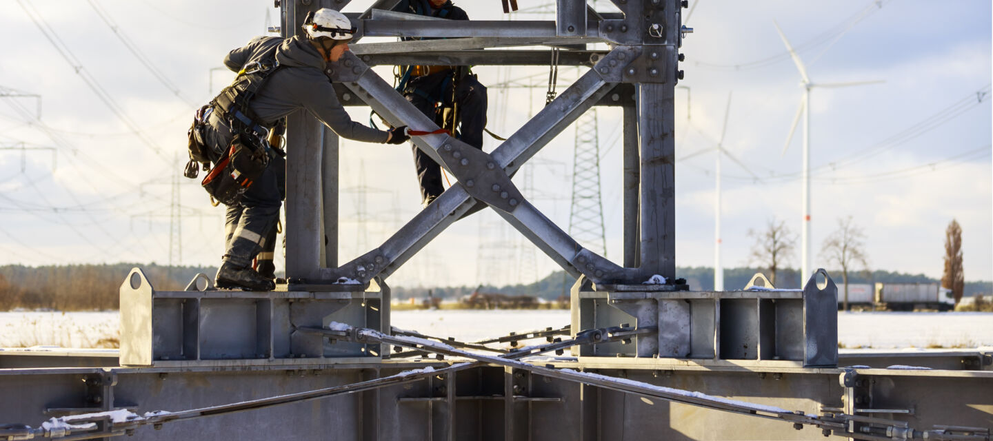 Sicherer Freileitungsbau: Cteam Mitarbeiter arbeiten auf Strommasten. Sicherer Freileitungsbau: Cteam Mitarbeiter arbeiten auf Strommasten.