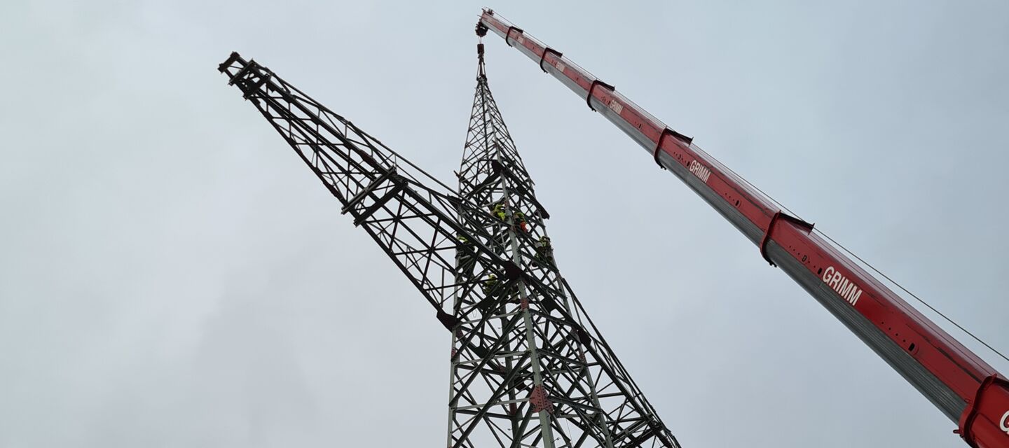 Cteam: Montage eines Hochspannungsmastes für den Freileitungsbau. Cteam: Montage eines Hochspannungsmastes für den Freileitungsbau.