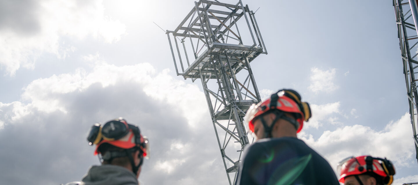 Cteam Experten bei der Montage von Stahlmastsegmenten für Infrastrukturprojekte.