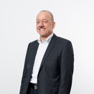 Nasmiješeni muškarac u crnom odijelu i bijeloj košulji, spreman za poslovne susrete i suradnju s Cteamom. Nasmiješeni muškarac u crnom odijelu i bijeloj košulji, spreman za poslovne susrete i suradnju s Cteamom.