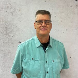 Homem de óculos sorrindo, profissional da Cteam. Homem de óculos sorrindo, profissional da Cteam.