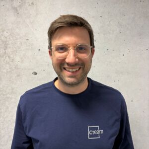 Ein Cteam Mitarbeiter repräsentiert Kompetenz in Beratung und Anlagenbau.