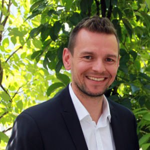 Homem sorrindo em frente a folhagem verde, representando soluções inovadoras da Cteam para sua empresa. Homem sorrindo em frente a folhagem verde, representando soluções inovadoras da Cteam para sua empresa.