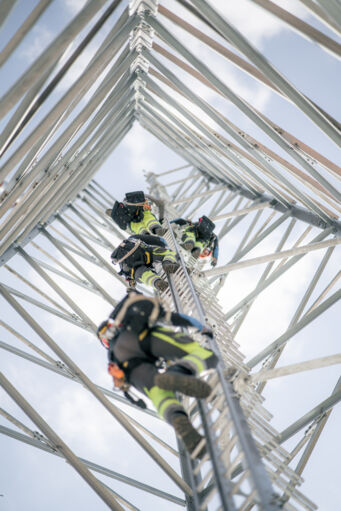Cteam Spezialisten beim Aufstieg auf einen Gittermast für Anlagenbauprojekte. Cteam Spezialisten beim Aufstieg auf einen Gittermast für Anlagenbauprojekte.