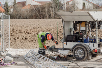 Mobiler Anlageneinsatz durch Cteam Mitarbeiter bei der Infrastrukturinstallation auf Baustelle. Mobiler Anlageneinsatz durch Cteam Mitarbeiter bei der Infrastrukturinstallation auf Baustelle.