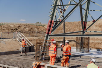 Cteam Mitarbeiter errichten Fundament für Strommasten. Bau und Anlagenbau von Infrastrukturprojekten. Cteam Mitarbeiter errichten Fundament für Strommasten. Bau und Anlagenbau von Infrastrukturprojekten.
