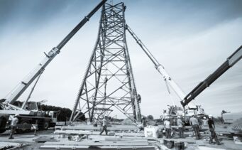 Cteam Baustelle: Montage eines Gittermastes für den Stromnetzausbau mit Kranunterstützung. Cteam Baustelle: Montage eines Gittermastes für den Stromnetzausbau mit Kranunterstützung.