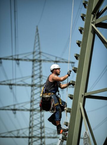 Cteam Facharbeiter bei Arbeiten an einem Strommast für eine zuverlässige Energieversorgung. Cteam Facharbeiter bei Arbeiten an einem Strommast für eine zuverlässige Energieversorgung.