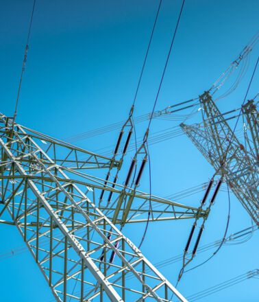 Freileitungsbau und Energieinfrastruktur: Moderne Stromleitungen und Masten von Cteam.