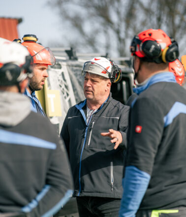 Cteam Consulting und Anlagenbau: Team bespricht Bauprojekt auf Baustelle mit Schutzausrüstung. Cteam Consulting und Anlagenbau: Team bespricht Bauprojekt auf Baustelle mit Schutzausrüstung.