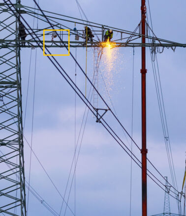 Montagearbeiten an Hochspannungsleitung: Cteam-Experten im Einsatz mit Funkenflug. Montagearbeiten an Hochspannungsleitung: Cteam-Experten im Einsatz mit Funkenflug.