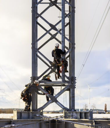 Sicherer Freileitungsbau: Cteam Mitarbeiter arbeiten auf Strommasten. Sicherer Freileitungsbau: Cteam Mitarbeiter arbeiten auf Strommasten.