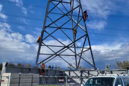 Fachkräfte von Cteam beim Bau und der Wartung von Freileitungen auf einem Hochspannungsmast. Fachkräfte von Cteam beim Bau und der Wartung von Freileitungen auf einem Hochspannungsmast.