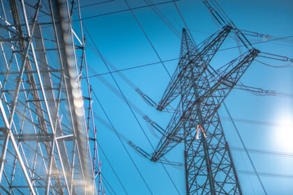 Cteam Anlagenbau: Freileitungsmasten und Höchstspannungsleitungen im Energieinfrastrukturbau.