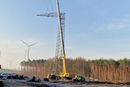 Cteam Experten bauen Freileitungen: Kraneinsatz bei der Montage von Gittermasten in der Nähe eines Windparks. Cteam Experten bauen Freileitungen: Kraneinsatz bei der Montage von Gittermasten in der Nähe eines Windparks.