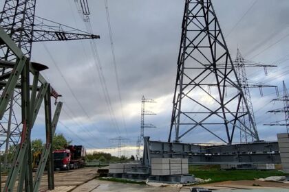 Cteam Freileitungsbau: Arbeiten an einer Höchstspannungsleitung. Mastteile und LKW auf Baustelle. Cteam Freileitungsbau: Arbeiten an einer Höchstspannungsleitung. Mastteile und LKW auf Baustelle.