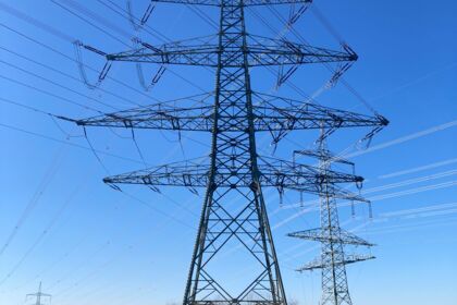 Hochspannungsmasten und Stromleitungen, essenziell für moderne Energieinfrastruktur. Cteam. Hochspannungsmasten und Stromleitungen, essenziell für moderne Energieinfrastruktur. Cteam.