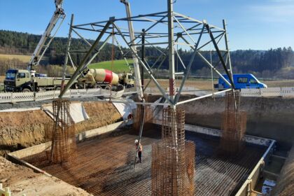 Cteam Freileitungsbau: Betonierung Fundament für einen neuen Strommast. Cteam Freileitungsbau: Betonierung Fundament für einen neuen Strommast.