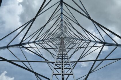 Blick von unten in die robuste Struktur eines Cteam Gittermastes für Telekommunikation oder Strom. Blick von unten in die robuste Struktur eines Cteam Gittermastes für Telekommunikation oder Strom.