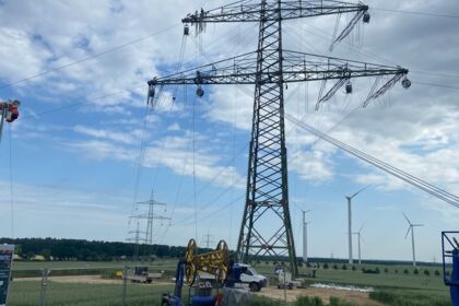 Cteam Freileitungsbau: Montagearbeiten an Hochspannungsmasten für den Netzausbau mit Windenergie. Cteam Freileitungsbau: Montagearbeiten an Hochspannungsmasten für den Netzausbau mit Windenergie.