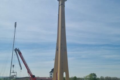 Schornsteinbau oder Sanierung durch Cteam Industriekletterer an Spezialkonstruktion mit Kranen. Schornsteinbau oder Sanierung durch Cteam Industriekletterer an Spezialkonstruktion mit Kranen.