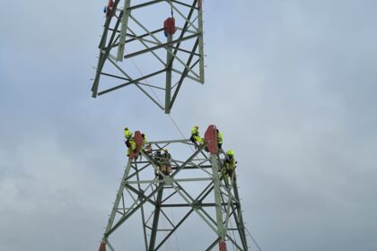 Cteam Spezialisten errichten Gittermast für Hochspannungsleitungsprojekt. Cteam Spezialisten errichten Gittermast für Hochspannungsleitungsprojekt.