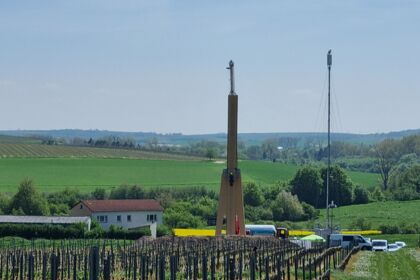 Cteam: Bauarbeiten an hoher Struktur und Telekommunikationsturm in idyllischer Landschaft. Cteam: Bauarbeiten an hoher Struktur und Telekommunikationsturm in idyllischer Landschaft.