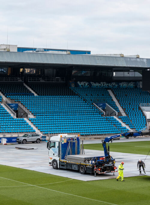 Cteam: Aufbau von Veranstaltungsinfrastruktur im Stadion mit LKW, Kran und Mobilgerüst. Cteam: Aufbau von Veranstaltungsinfrastruktur im Stadion mit LKW, Kran und Mobilgerüst.