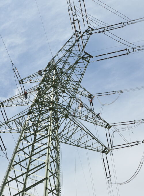 Spezialisten von Cteam bei Arbeiten an Hochspannungsleitung und Strommast. Spezialisten von Cteam bei Arbeiten an Hochspannungsleitung und Strommast.