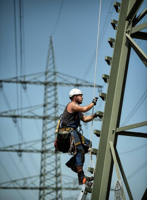 Cteam Facharbeiter bei Arbeiten an einem Strommast für eine zuverlässige Energieversorgung. Cteam Facharbeiter bei Arbeiten an einem Strommast für eine zuverlässige Energieversorgung.