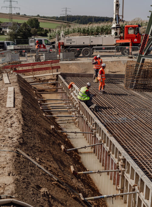 Cteam Baustelle: Mitarbeiter bei der Arbeit mit Bewehrung und Schalung für Betonbau. Cteam Baustelle: Mitarbeiter bei der Arbeit mit Bewehrung und Schalung für Betonbau.