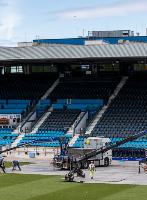 Cteam: Stadion-Bauarbeiten für Event-Infrastruktur. Installation von Bodenschutzmatten mit Kränen. Cteam: Stadion-Bauarbeiten für Event-Infrastruktur. Installation von Bodenschutzmatten mit Kränen.