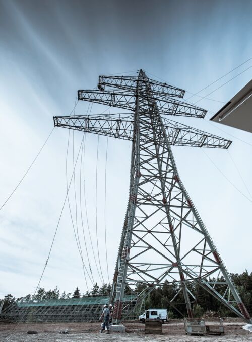 Cteam baut einen neuen Hochspannungsmast. Experten für Leitungsbau und Infrastrukturprojekte. Cteam baut einen neuen Hochspannungsmast. Experten für Leitungsbau und Infrastrukturprojekte.
