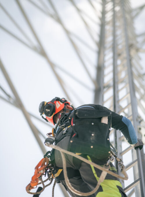 Cteam Anlagenbau: Monteur bei Arbeiten in der Höhe auf Sendemast. Cteam Anlagenbau: Monteur bei Arbeiten in der Höhe auf Sendemast.