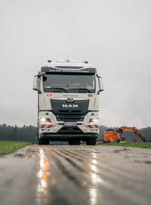 Mobiles Bodenschutzsysteme von Cteam im Einsatz: MAN LKW und Bagger auf matschigem Untergrund. Mobiles Bodenschutzsysteme von Cteam im Einsatz: MAN LKW und Bagger auf matschigem Untergrund.