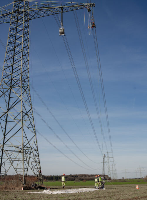 Cteam Mitarbeiter arbeiten an einer Freileitung: Anlagenbau, Service und Instandhaltung von Energieinfrastruktur. Cteam Mitarbeiter arbeiten an einer Freileitung: Anlagenbau, Service und Instandhaltung von Energieinfrastruktur.