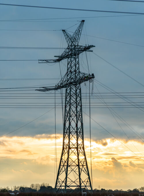 Cteam Experten führen Montagearbeiten an Hochspannungsfreileitungsmast durch. Cteam Experten führen Montagearbeiten an Hochspannungsfreileitungsmast durch.