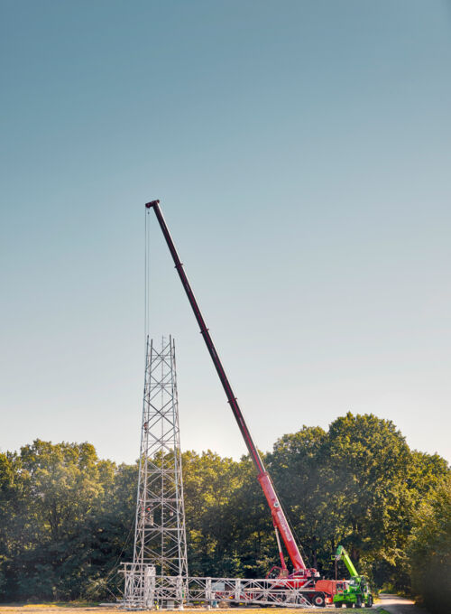 Cteam: Montage eines Gittermastturms mit Kran bei Infrastrukturbau. Cteam: Montage eines Gittermastturms mit Kran bei Infrastrukturbau.