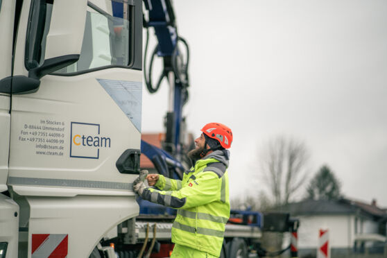 Cteam Mitarbeiter am Kran-LKW für Anlagenbauprojekte. Cteam Mitarbeiter am Kran-LKW für Anlagenbauprojekte.